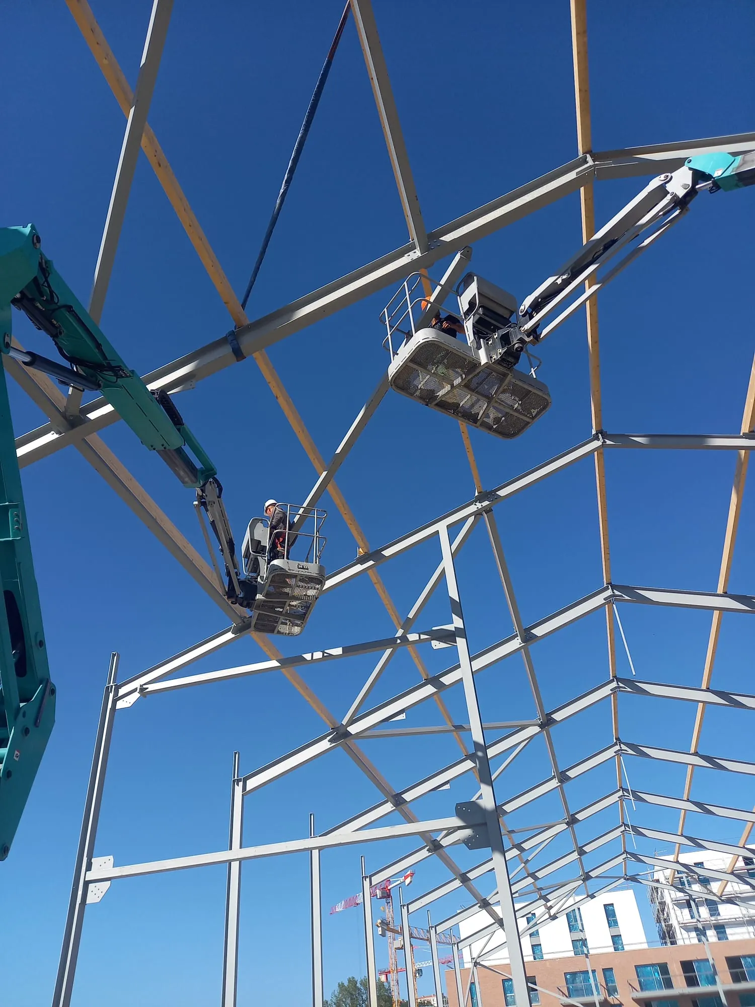 Charpente métallique en cours de montage