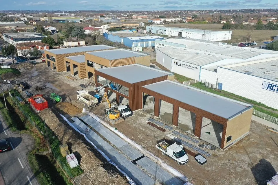 Bâtiment bardé en cours d'aménagement