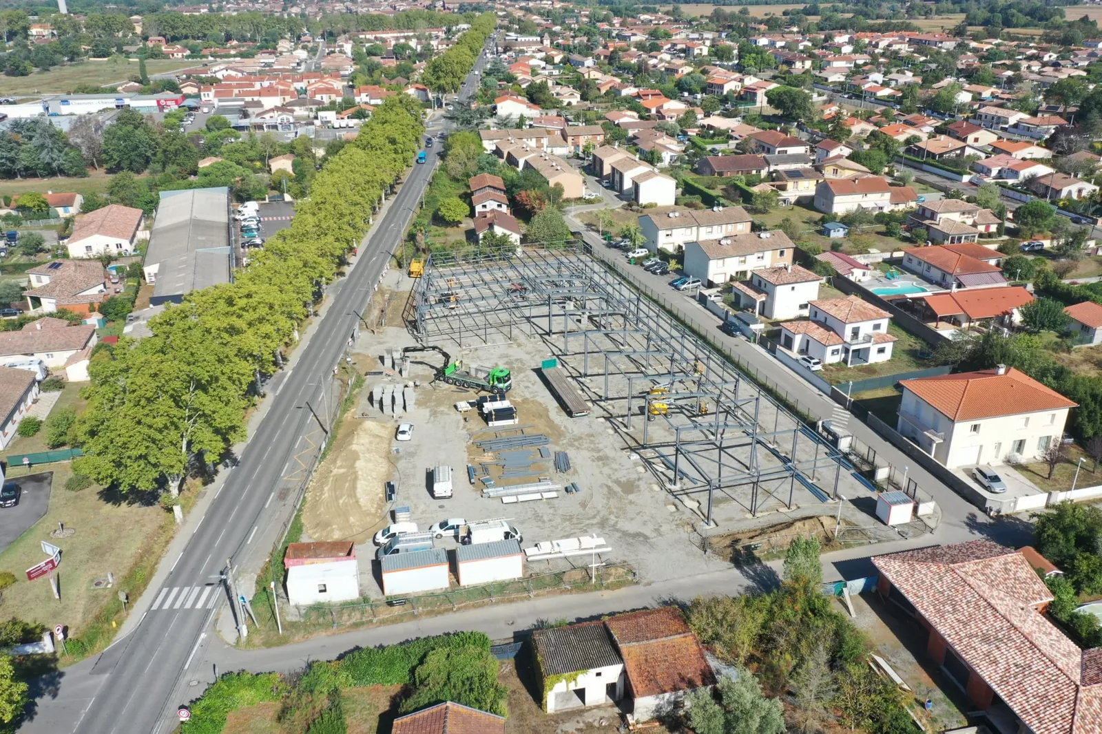 Structure métallique en cours de montage — vue aérienne