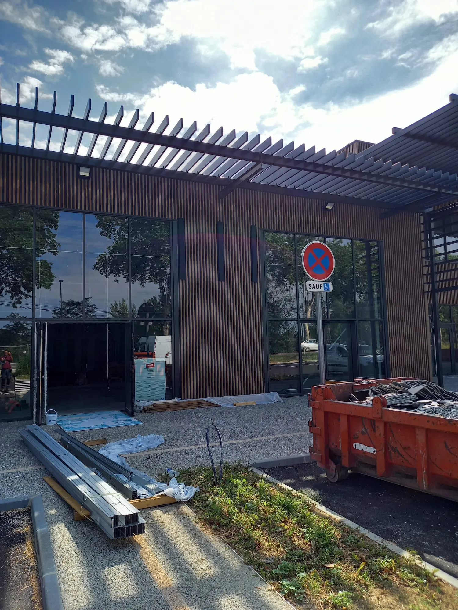 Façade avec bardage et structure métallique