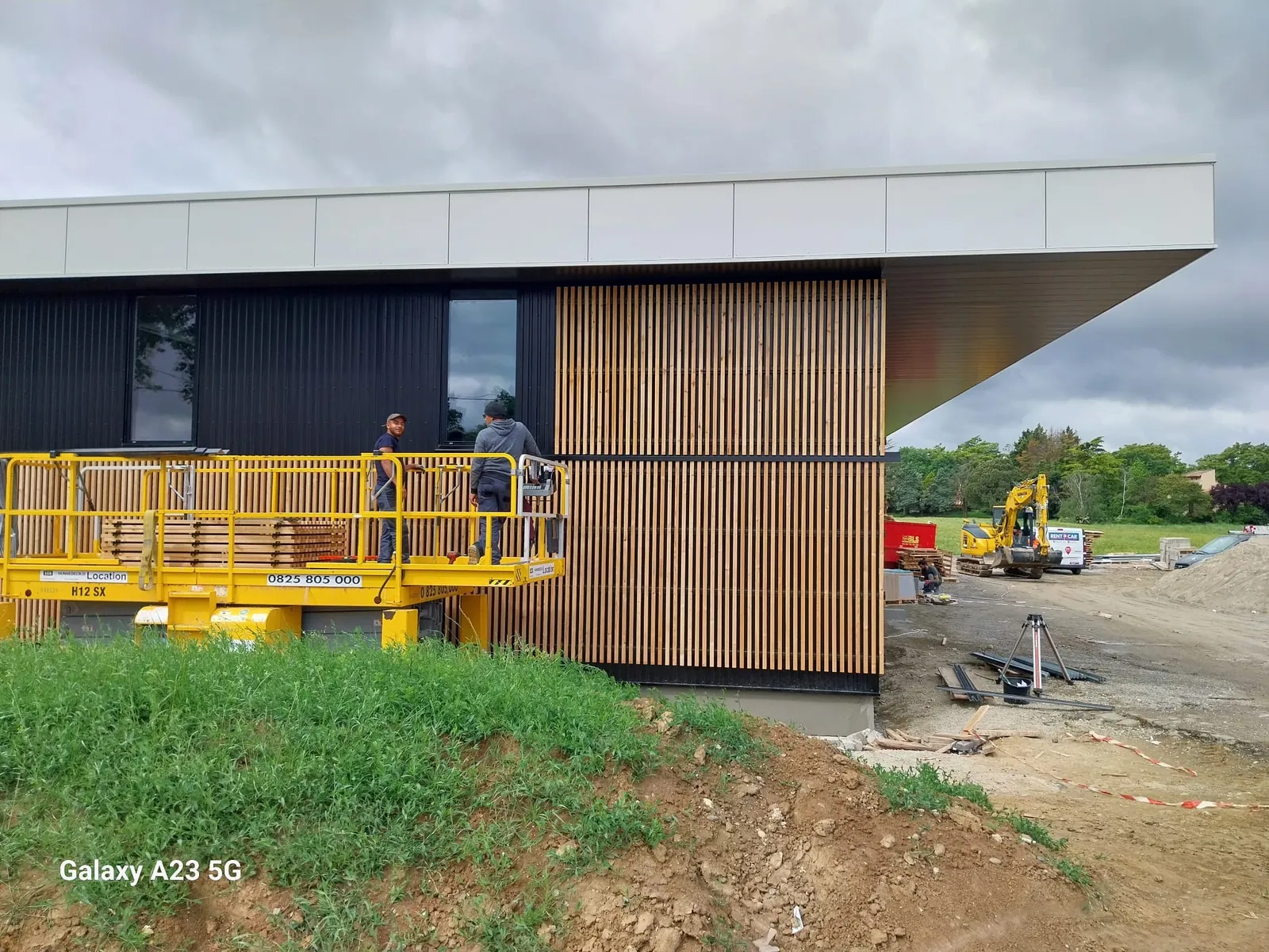 Façade bardée en cours de finition