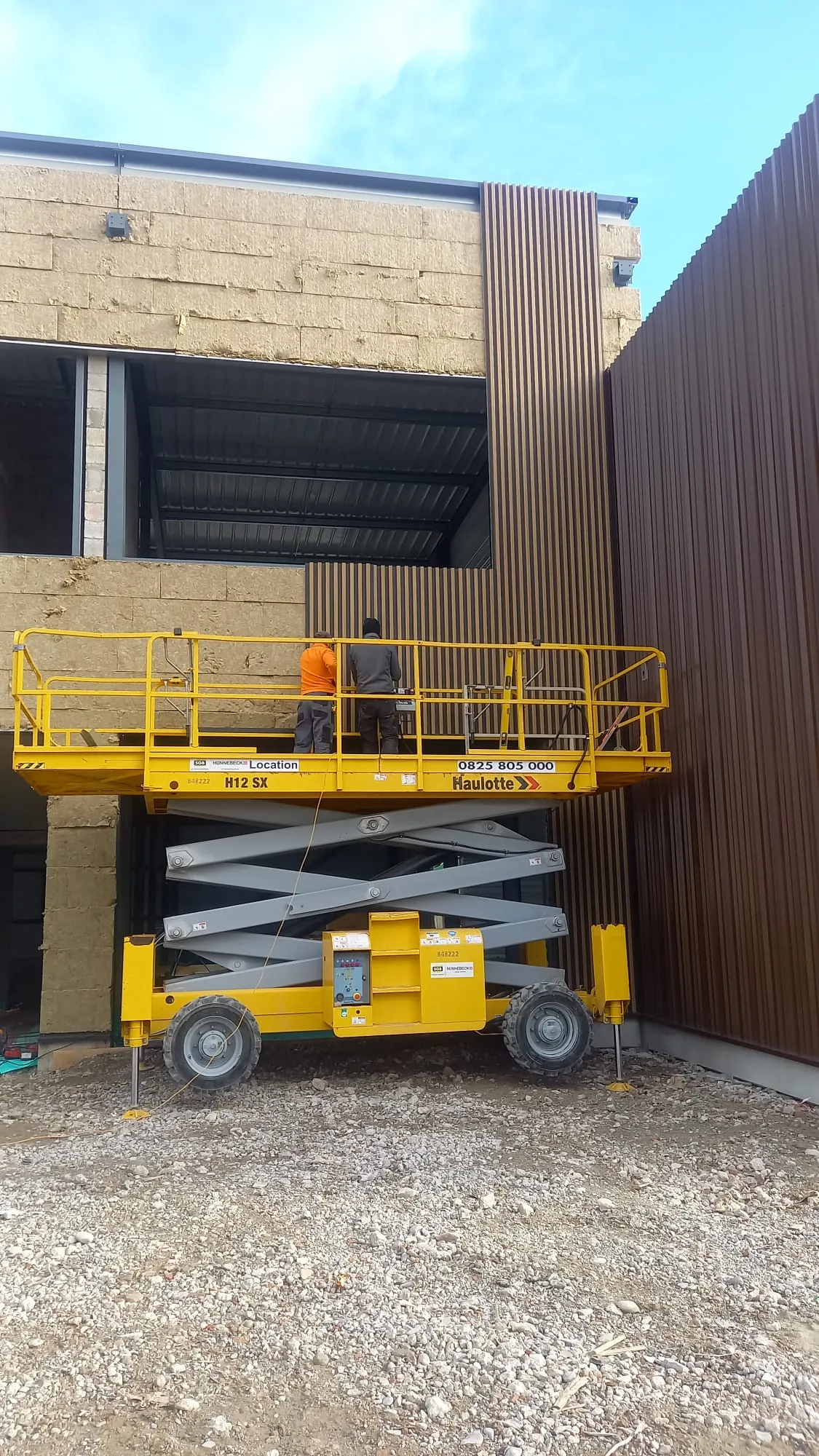 Intervention en nacelle sur façade bardée