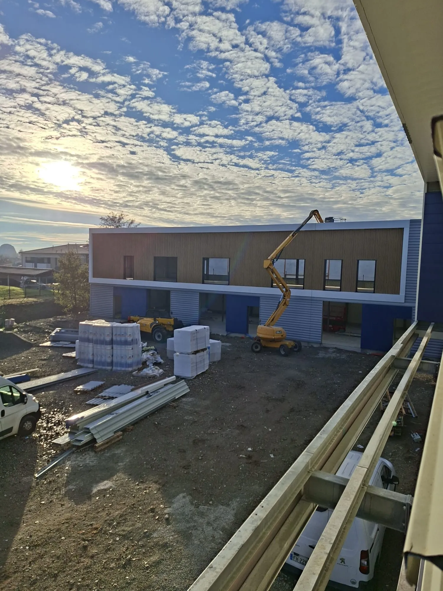 Pose de bardage sur un bâtiment avec nacelle élévatrice